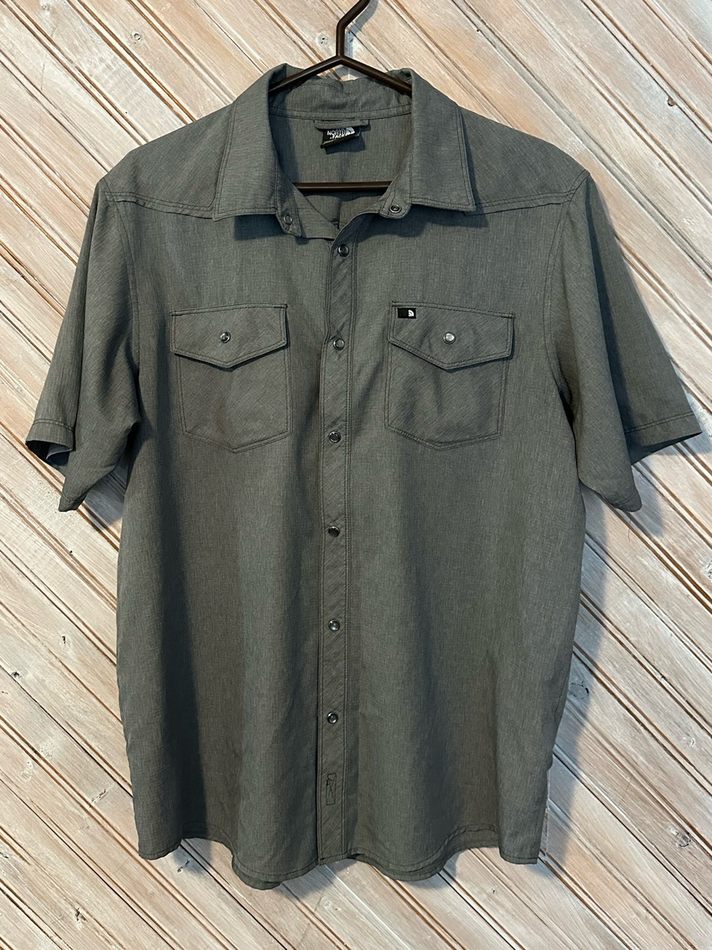 The North Face Men's Short-Sleeve Button-Down Shirt Charcoal Grey Activewear